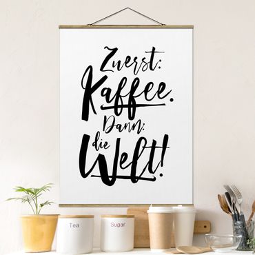 Stoffbild mit Posterleisten - Zuerst Kaffee dann die Welt - Hochformat 3:4