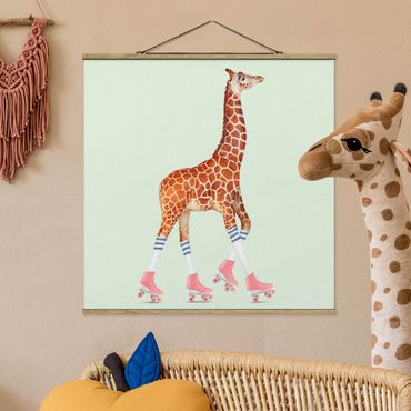Stoffbild mit Posterleisten - Jonas Loose - Giraffe mit Rollschuhen - Quadrat 1:1