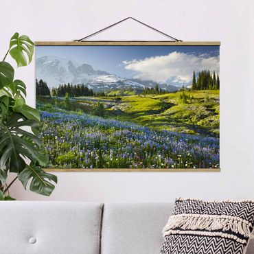 Stoffbild mit Posterleisten - Bergwiese mit blauen Blumen vor Mt. Rainier