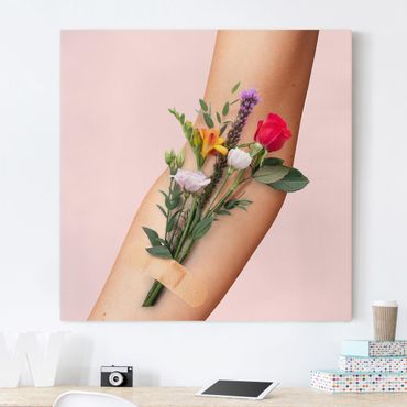 Leinwandbild - Jonas Loose - Arm mit Blumen - Quadrat 1:1