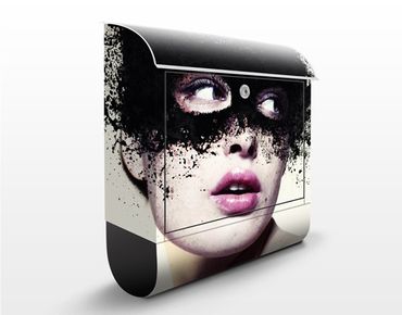 Wandbriefkasten - Das Mädchen mit der schwarzen Maske - Briefkasten