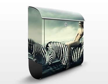 Design Briefkasten Frauenakt mit Zebras 39x46x13cm
