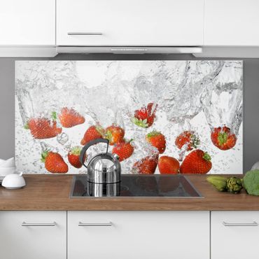 Spritzschutz Glas - Frische Erdbeeren im Wasser - Querformat - 2:1