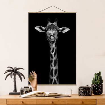 Stoffbild mit Posterleisten - Dunkles Giraffen Portrait - Hochformat 2:3