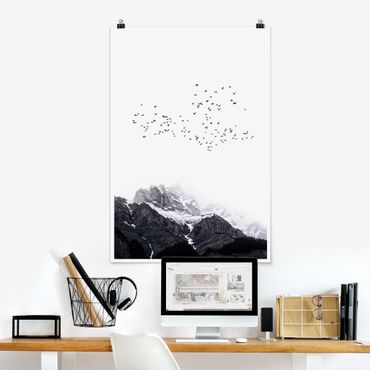Poster - Vogelschwarm vor Bergen Schwarz Weiß - Hochformat 3:2