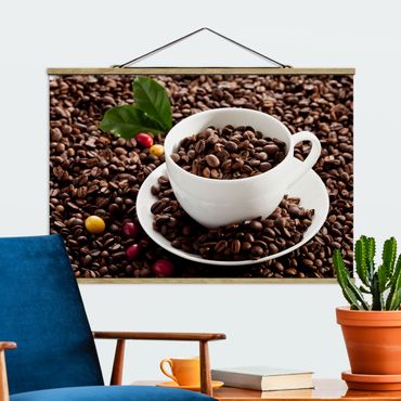 Stoffbild mit Posterleisten - Kaffeetasse mit gerösteten Kaffeebohnen - Querformat 3:2