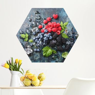 Hexagon Bild Alu-Dibond - Beerenmischung mit Eiswürfeln Holz