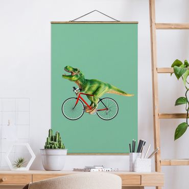 Stoffbild mit Posterleisten - Jonas Loose - Dinosaurier mit Fahrrad - Hochformat 2:3