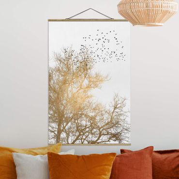 Stoffbild mit Posterleisten - Vogelschwarm vor goldenem Baum - Hochformat 2:3