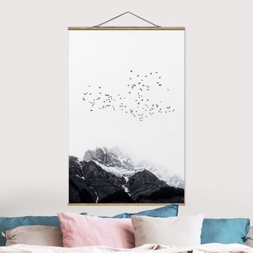 Stoffbild mit Posterleisten - Vogelschwarm vor Bergen Schwarz Weiß - Hochformat 2:3