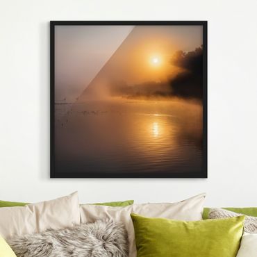 Bild mit Rahmen - Sonnenaufgang am See mit Rehen im Nebel - Quadrat 1:1