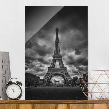 Glasbild - Eiffelturm vor Wolken schwarz-weiß - Hochformat 3:2