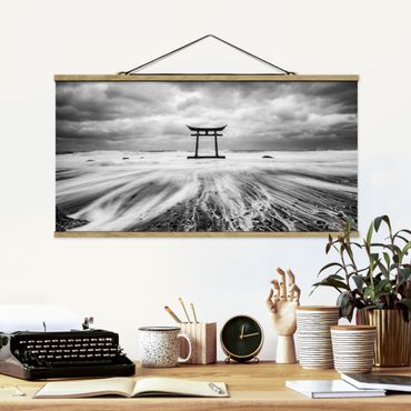 Stoffbild mit Posterleisten - Japanisches Torii im Meer - Querformat 2:1