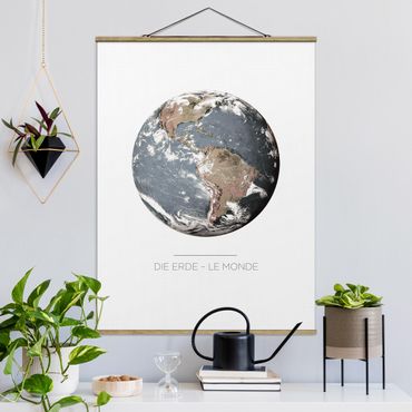 Stoffbild mit Posterleisten - Le Monde - Die Erde - Hochformat 3:4
