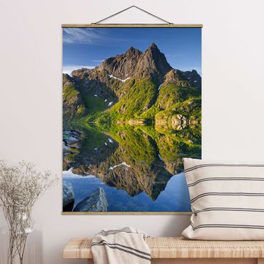 Stoffbild mit Posterleisten - Berglandschaft mit Wasserspiegelung in Norwegen - Hochformat 3:4