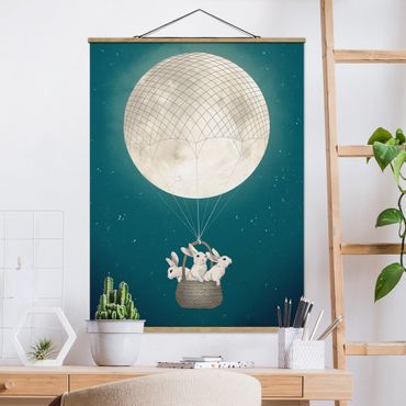 Stoffbild mit Posterleisten - Laura Graves - Illustration Hasen Mond-Heißluftballon Sternenhimmel - Hochformat 3:4