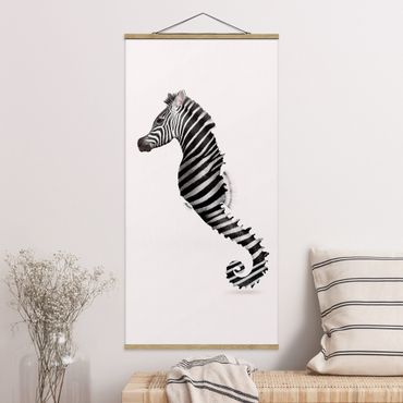 Stoffbild mit Posterleisten - Jonas Loose - Seepferdchen mit Zebrastreifen - Hochformat 1:2
