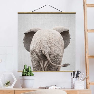 Stoffbild mit Posterleisten - Baby Elefant von hinten - Quadrat 1:1