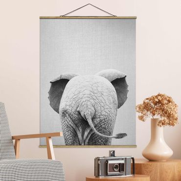 Stoffbild mit Posterleisten - Baby Elefant von hinten Schwarz Weiß - Hochformat 3:4