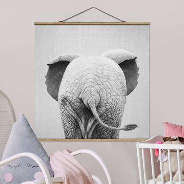 Stoffbild mit Posterleisten - Baby Elefant von hinten Schwarz Weiß - Quadrat 1:1