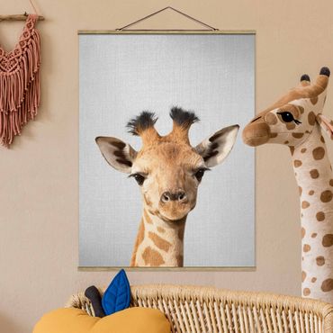Stoffbild mit Posterleisten - Baby Giraffe Gandalf - Hochformat 3:4