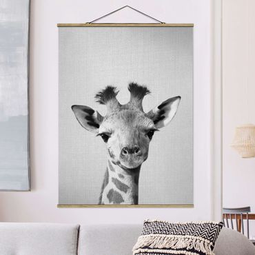 Stoffbild mit Posterleisten - Baby Giraffe Gandalf Schwarz Weiß - Hochformat 3:4