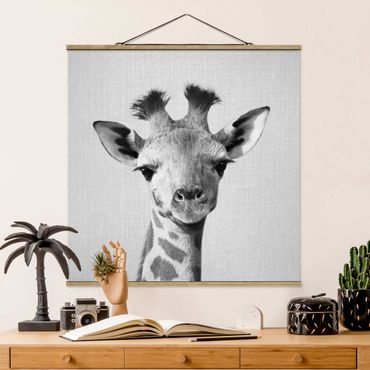 Stoffbild mit Posterleisten - Baby Giraffe Gandalf Schwarz Weiß - Quadrat 1:1