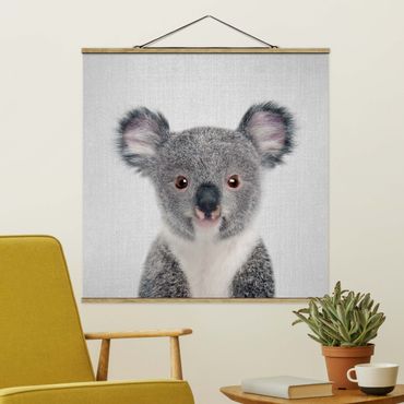 Stoffbild mit Posterleisten - Baby Koala Klara - Quadrat 1:1