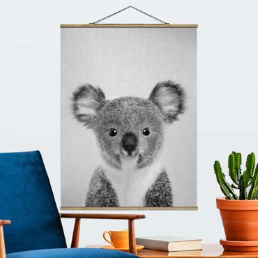 Stoffbild mit Posterleisten - Baby Koala Klara Schwarz Weiß - Hochformat 3:4