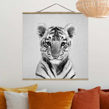 Stoffbild mit Posterleisten - Baby Tiger Thor Schwarz Weiß - Quadrat 1:1