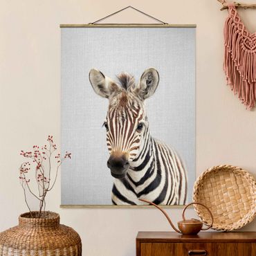 Stoffbild mit Posterleisten - Baby Zebra Zoey - Hochformat 3:4