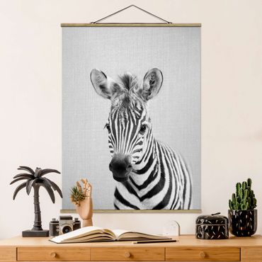 Stoffbild mit Posterleisten - Baby Zebra Zoey Schwarz Weiß - Hochformat 3:4