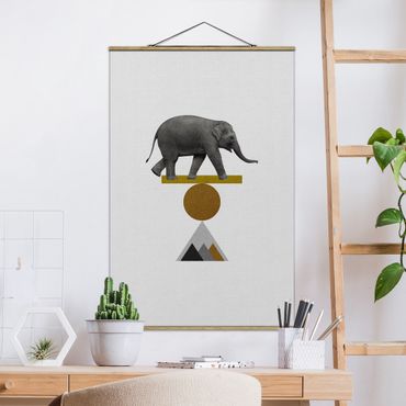 Stoffbild mit Posterleisten - Balancekunst Elefant - Hochformat 2:3