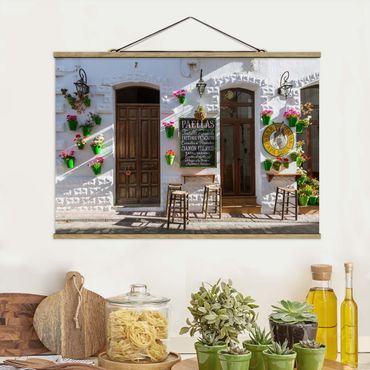 Stoffbild mit Posterleisten - Bar de Tapas mit Blumentöpfen - Querformat