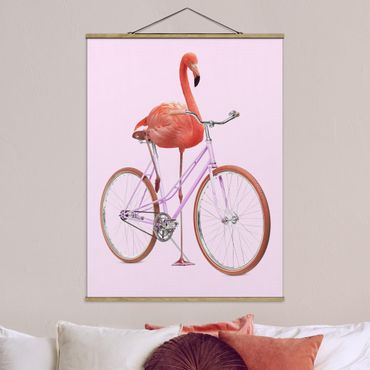 Stoffbild mit Posterleisten - Jonas Loose - Flamingo mit Fahrrad - Hochformat 3:4