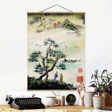 Stoffbild mit Posterleisten - Japanische Aquarell Zeichnung Kiefer und Bergdorf - Hochformat 3:4