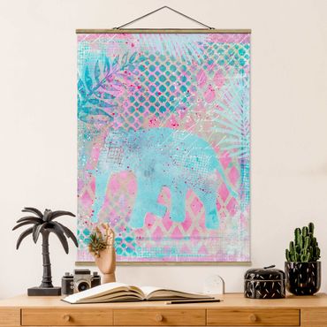 Stoffbild mit Posterleisten - Bunte Collage - Elefant in Blau und Rosa - Hochformat 3:4