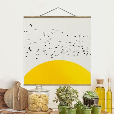Stoffbild mit Posterleisten - Vogelschwarm vor gelber Sonne - Quadrat 1:1