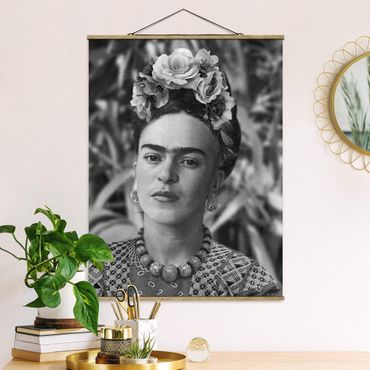 Stoffbild mit Posterleisten - Frida Kahlo Foto Portrait mit Blumenkrone - Hochformat 3:4
