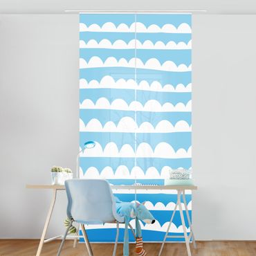 Schiebegardinen Set - Gezeichnete Weiße Wolkenbänder im Blauen Himmel - Flächenvorhang