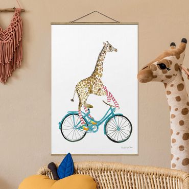 Stoffbild mit Posterleisten - Giraffe auf Freudenfahrt II - Hochformat 2:3
