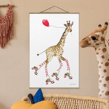 Stoffbild mit Posterleisten - Giraffe auf Freudenfahrt - Hochformat 2:3