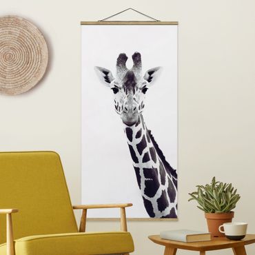 Stoffbild mit Posterleisten - Giraffen Portrait in Schwarz-weiß - Hochformat 1:2
