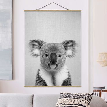 Stoffbild mit Posterleisten - Koala Klaus Schwarz Weiß - Hochformat 3:4