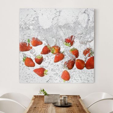 Leinwandbild - Frische Erdbeeren im Wasser - Quadrat 1:1