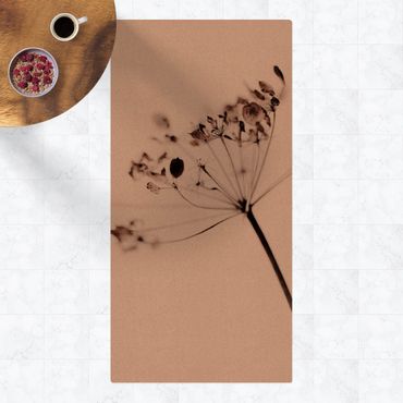 Kork-Teppich - Makroaufnahme Trockenblume im Schatten - Hochformat 1:2