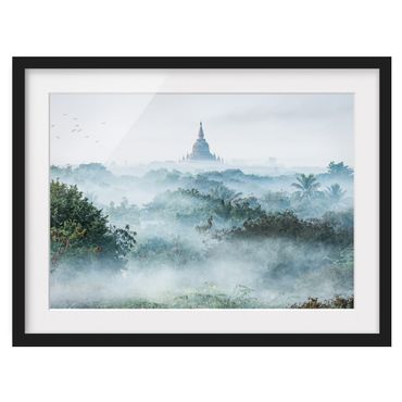 Bild mit Rahmen - Morgennebel über dem Dschungel von Bagan - Querformat