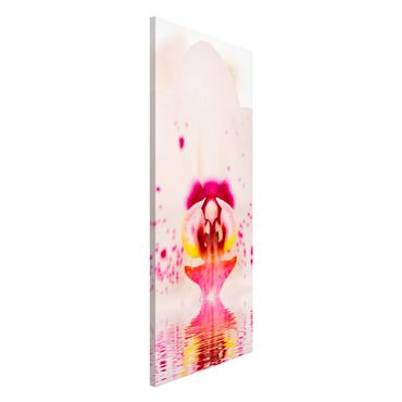 Magnettafel - Gepunktete Orchidee auf Wasser - Blumenbild Memoboard Panorama Hoch