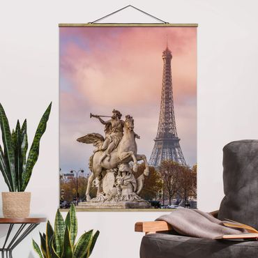 Stoffbild mit Posterleisten - Reiterstatue vor Eiffelturm - Hochformat