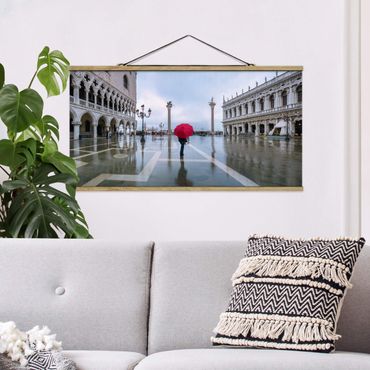 Stoffbild mit Posterleisten - Roter Regenschirm in Venedig - Querformat